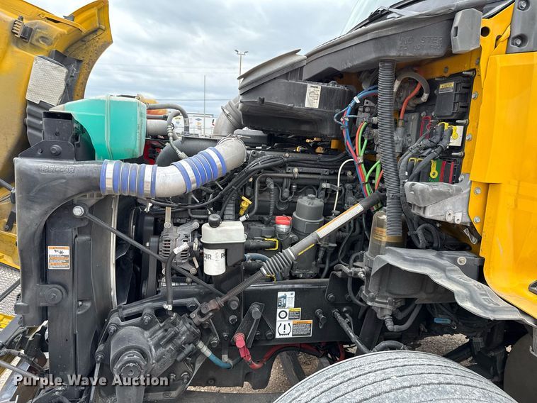 image for item EJ4586 2022 Kenworth T680 semi truck