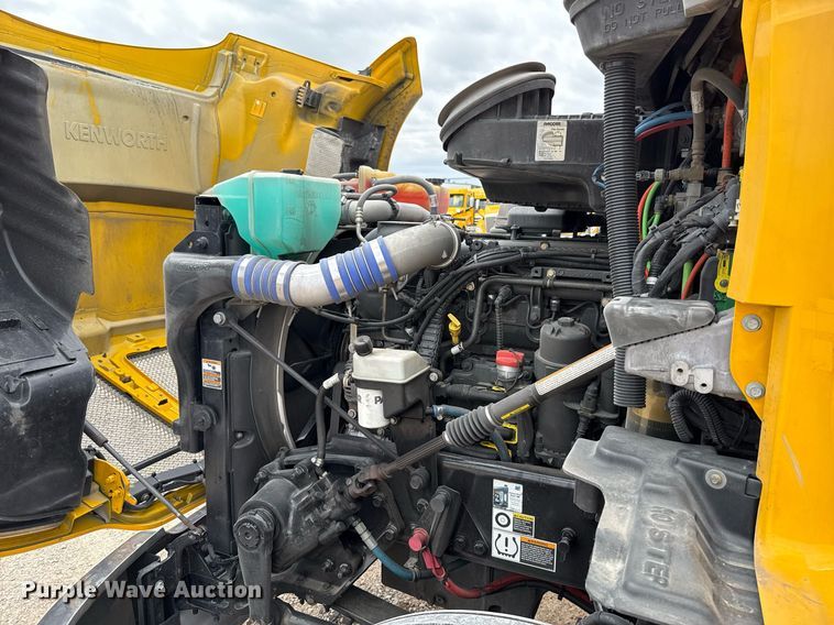 image for item EJ4586 2022 Kenworth T680 semi truck