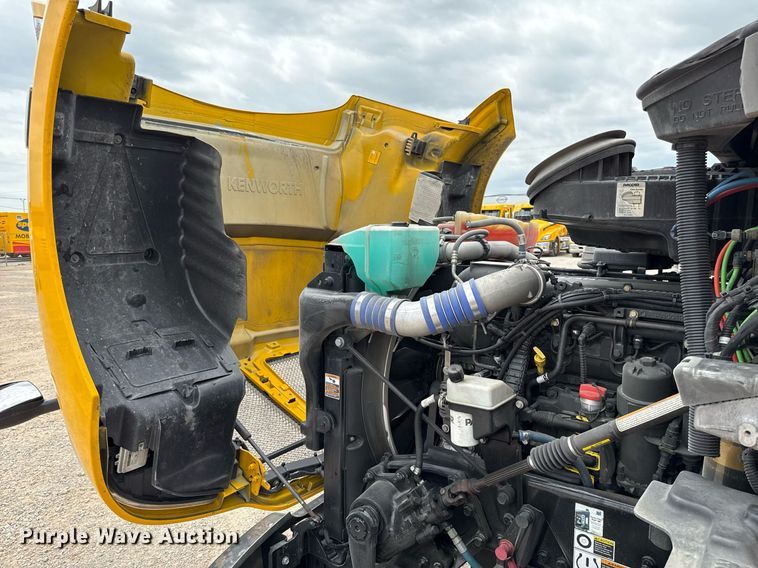 image for item EJ4586 2022 Kenworth T680 semi truck