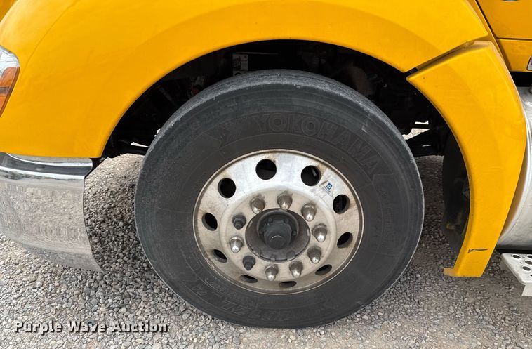 image for item EJ4586 2022 Kenworth T680 semi truck