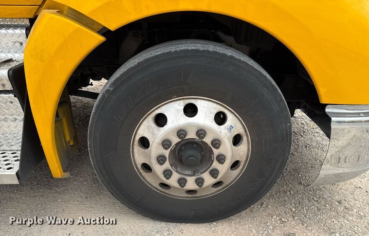 image for item EJ4586 2022 Kenworth T680 semi truck