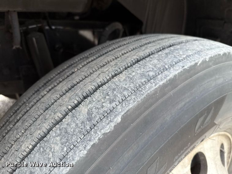 image for item EJ4586 2022 Kenworth T680 semi truck