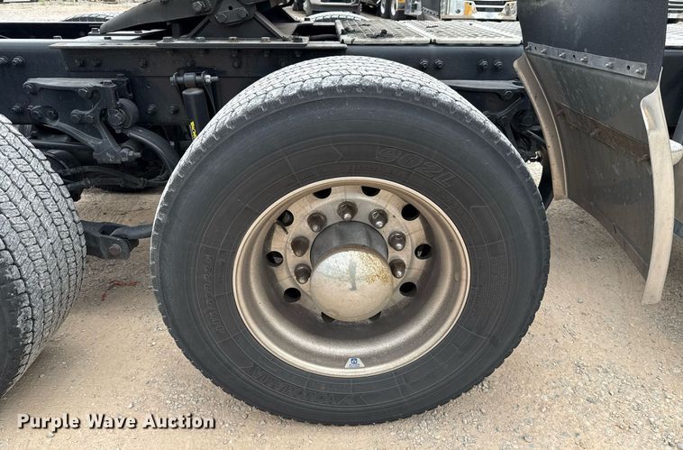 image for item EJ4586 2022 Kenworth T680 semi truck