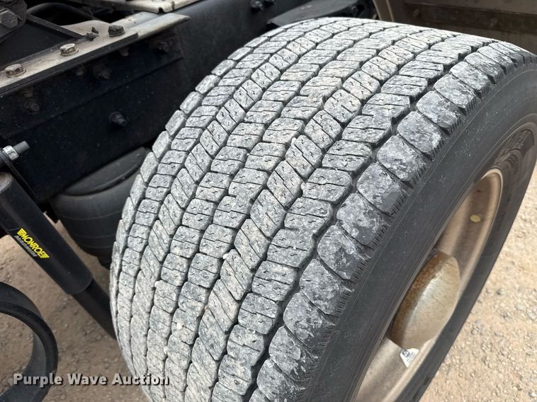 image for item EJ4586 2022 Kenworth T680 semi truck