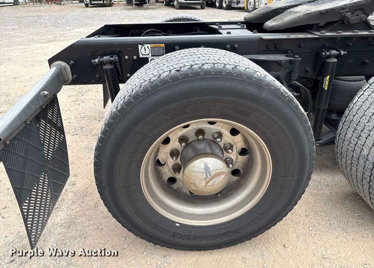 image for item EJ4586 2022 Kenworth T680 semi truck