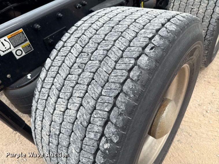 image for item EJ4586 2022 Kenworth T680 semi truck