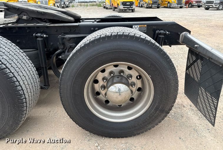 image for item EJ4586 2022 Kenworth T680 semi truck