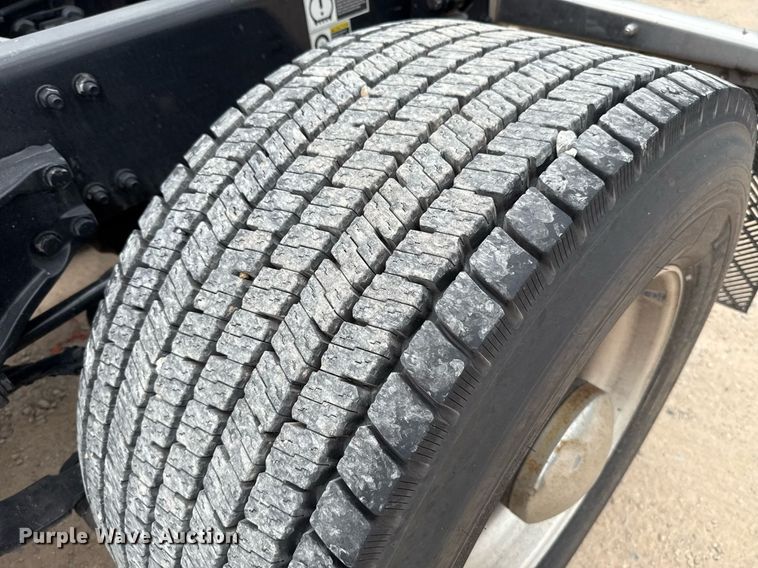 image for item EJ4586 2022 Kenworth T680 semi truck