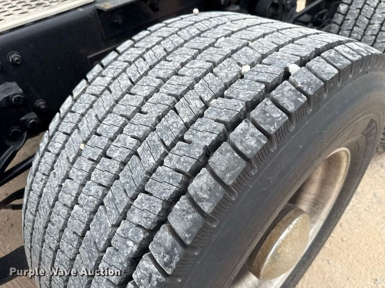 image for item EJ4586 2022 Kenworth T680 semi truck