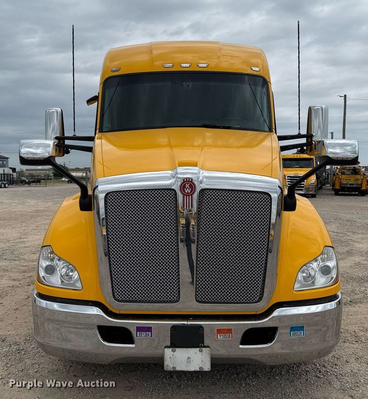 image for item EJ4587 2021 Kenworth T680 semi truck