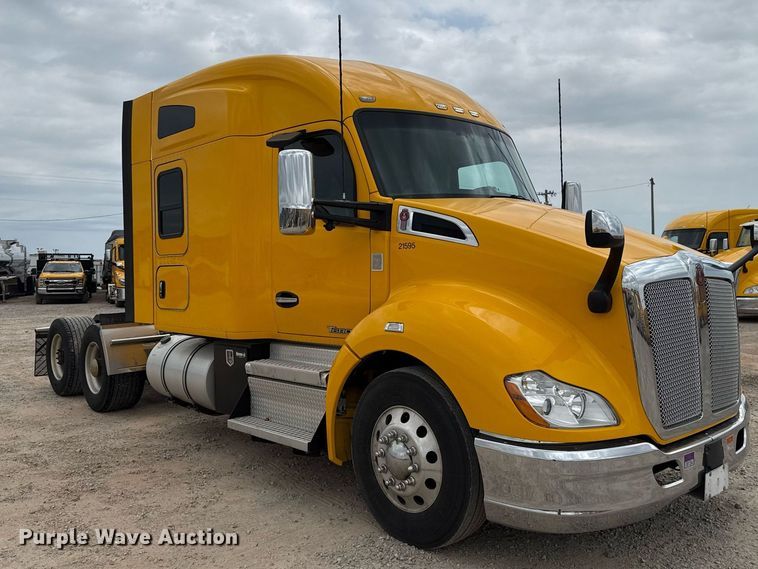 image for item EJ4587 2021 Kenworth T680 semi truck