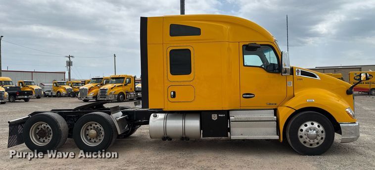 image for item EJ4587 2021 Kenworth T680 semi truck