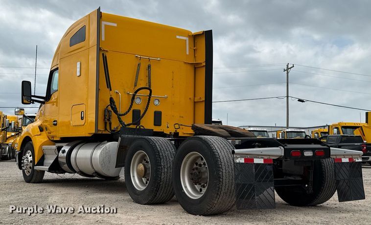 image for item EJ4587 2021 Kenworth T680 semi truck