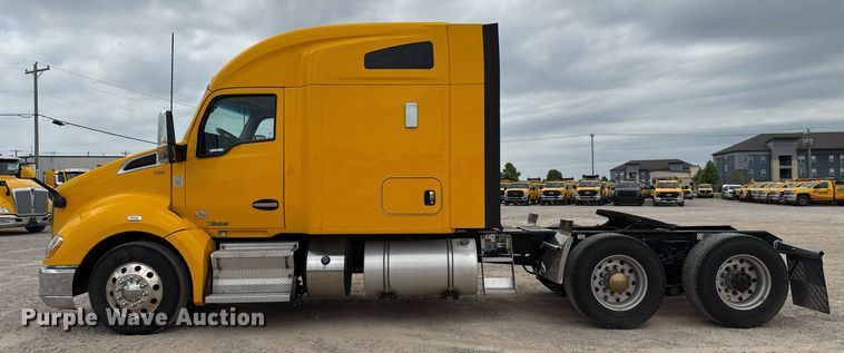 image for item EJ4587 2021 Kenworth T680 semi truck