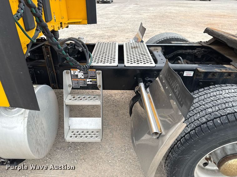 image for item EJ4587 2021 Kenworth T680 semi truck