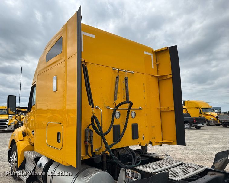 image for item EJ4587 2021 Kenworth T680 semi truck