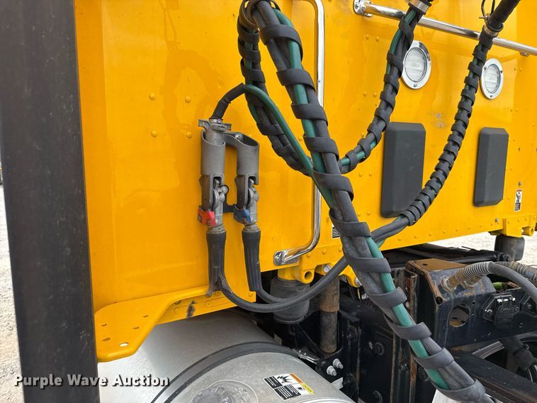 image for item EJ4587 2021 Kenworth T680 semi truck