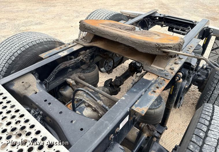 image for item EJ4587 2021 Kenworth T680 semi truck