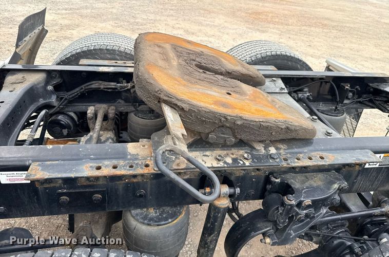 image for item EJ4587 2021 Kenworth T680 semi truck