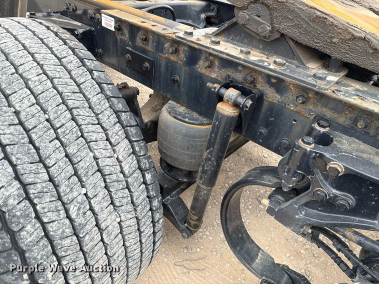 image for item EJ4587 2021 Kenworth T680 semi truck