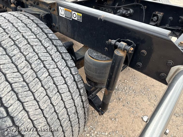 image for item EJ4587 2021 Kenworth T680 semi truck