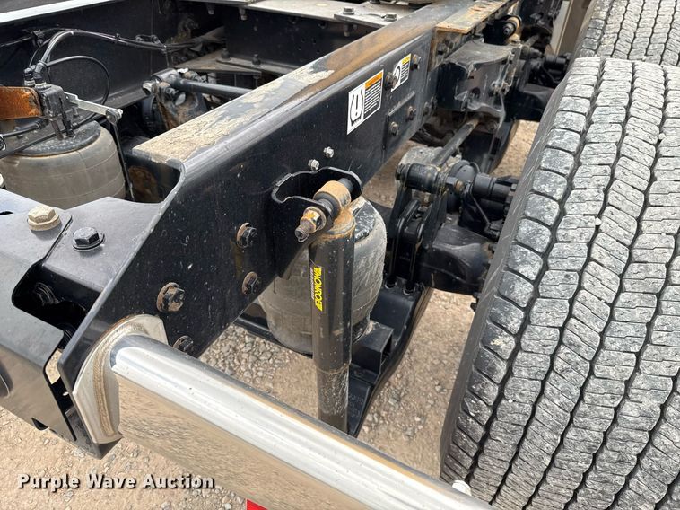 image for item EJ4587 2021 Kenworth T680 semi truck