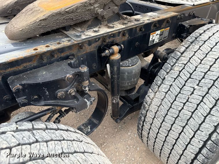 image for item EJ4587 2021 Kenworth T680 semi truck