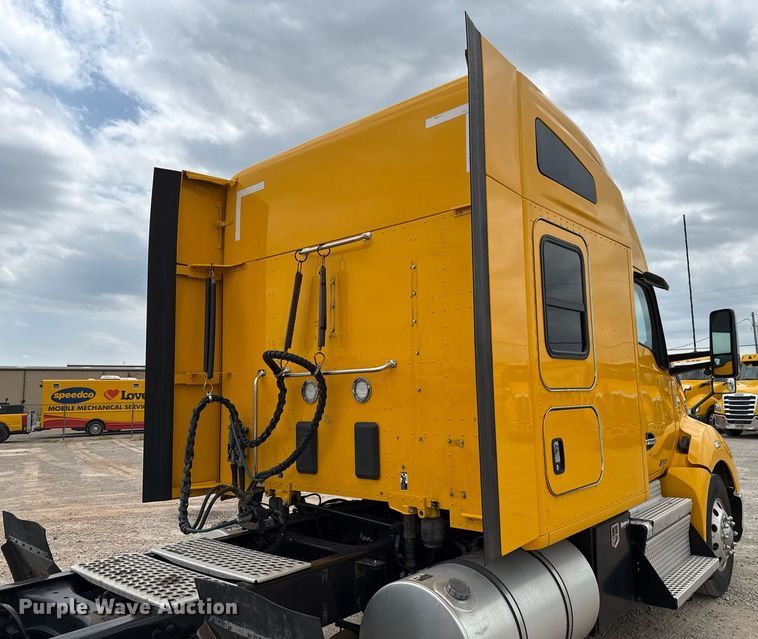 image for item EJ4587 2021 Kenworth T680 semi truck