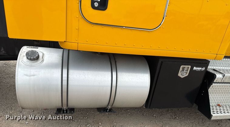 image for item EJ4587 2021 Kenworth T680 semi truck