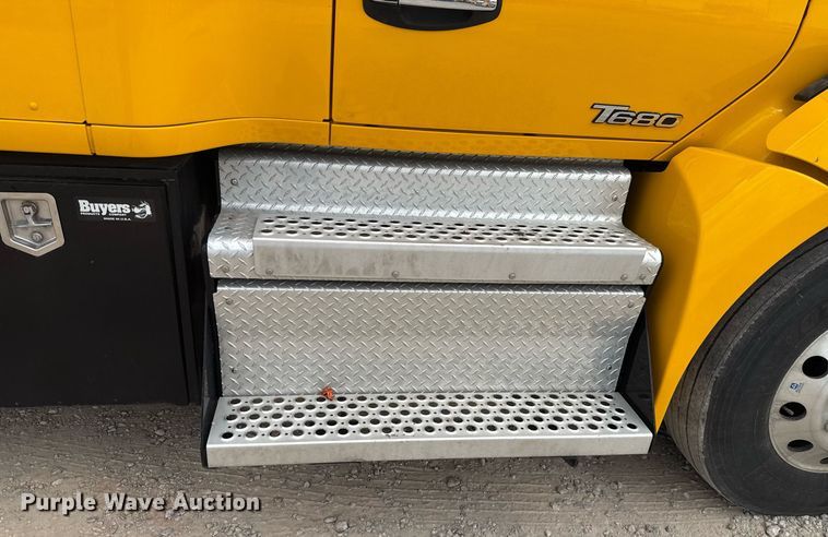 image for item EJ4587 2021 Kenworth T680 semi truck