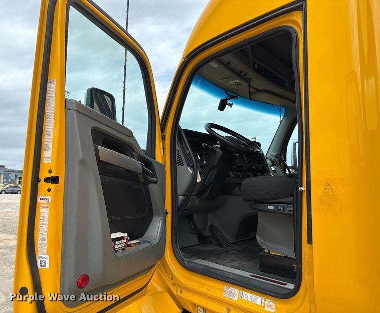 image for item EJ4587 2021 Kenworth T680 semi truck