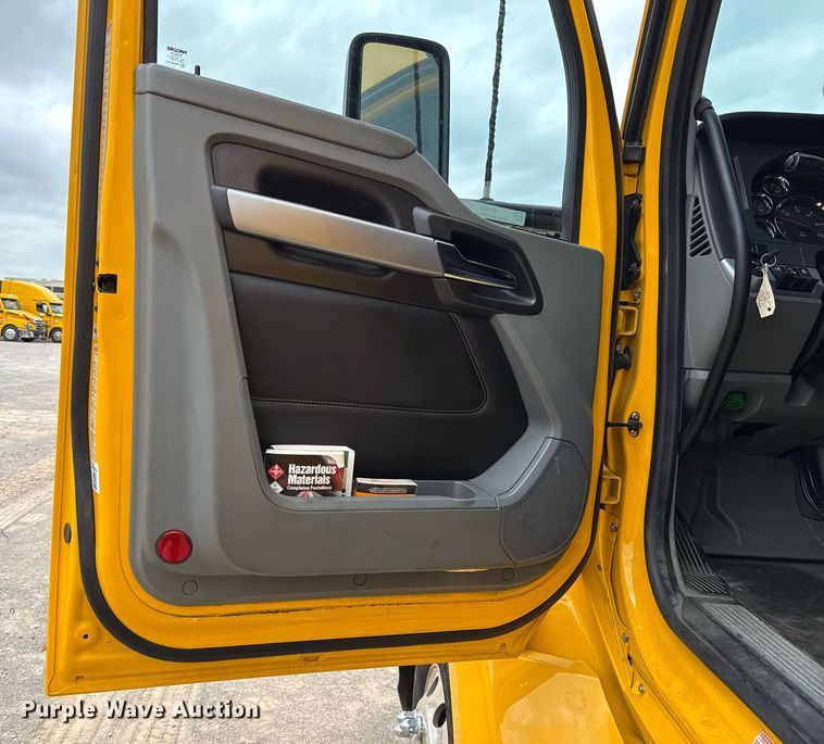 image for item EJ4587 2021 Kenworth T680 semi truck