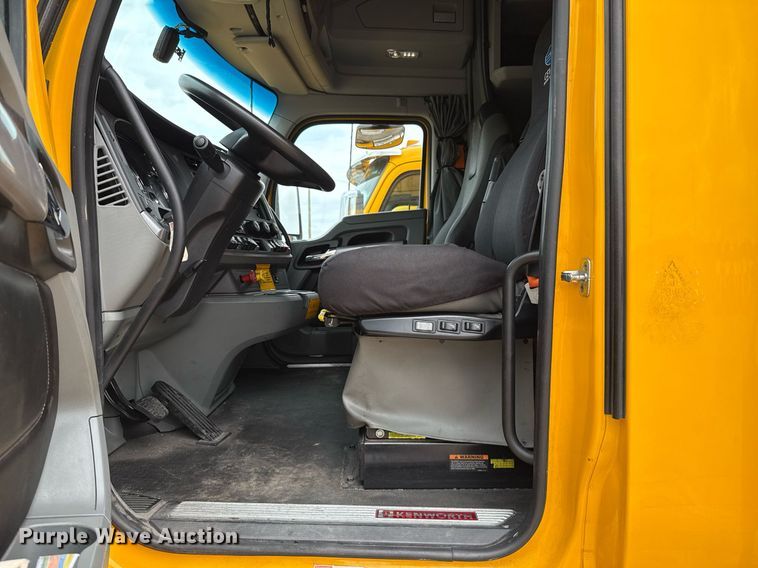 image for item EJ4587 2021 Kenworth T680 semi truck