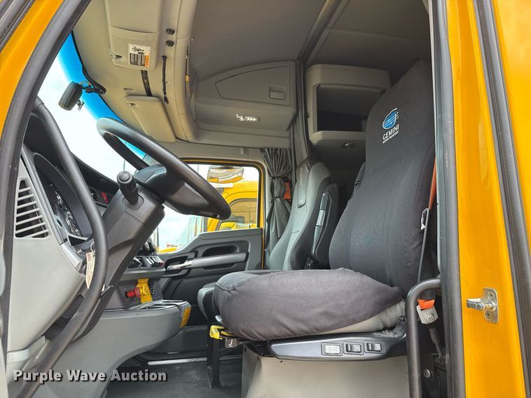 image for item EJ4587 2021 Kenworth T680 semi truck