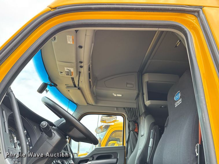 image for item EJ4587 2021 Kenworth T680 semi truck