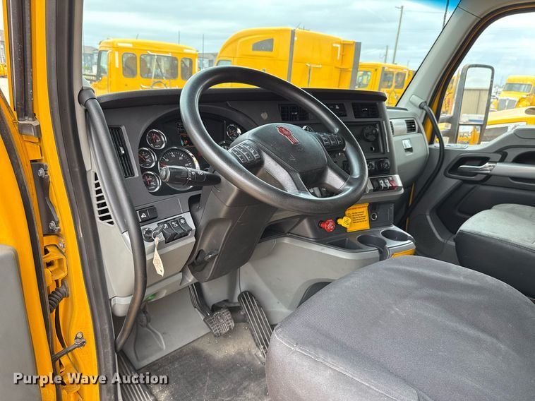 image for item EJ4587 2021 Kenworth T680 semi truck