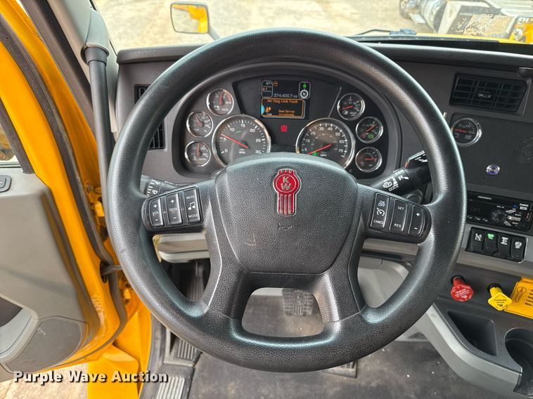 image for item EJ4587 2021 Kenworth T680 semi truck