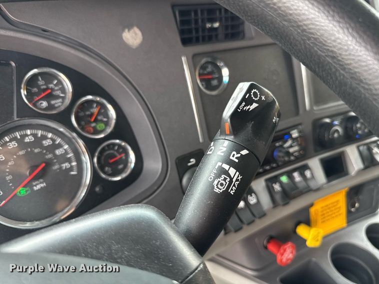 image for item EJ4587 2021 Kenworth T680 semi truck