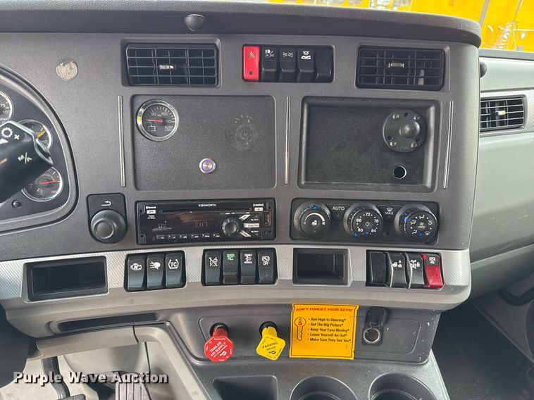 image for item EJ4587 2021 Kenworth T680 semi truck