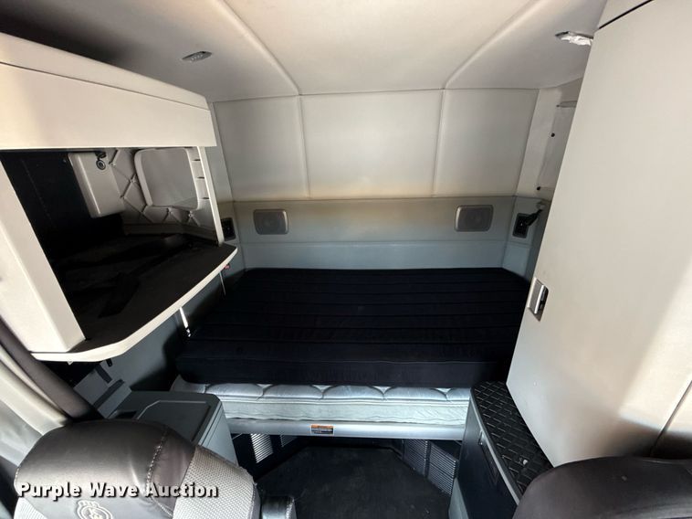 image for item EJ4587 2021 Kenworth T680 semi truck