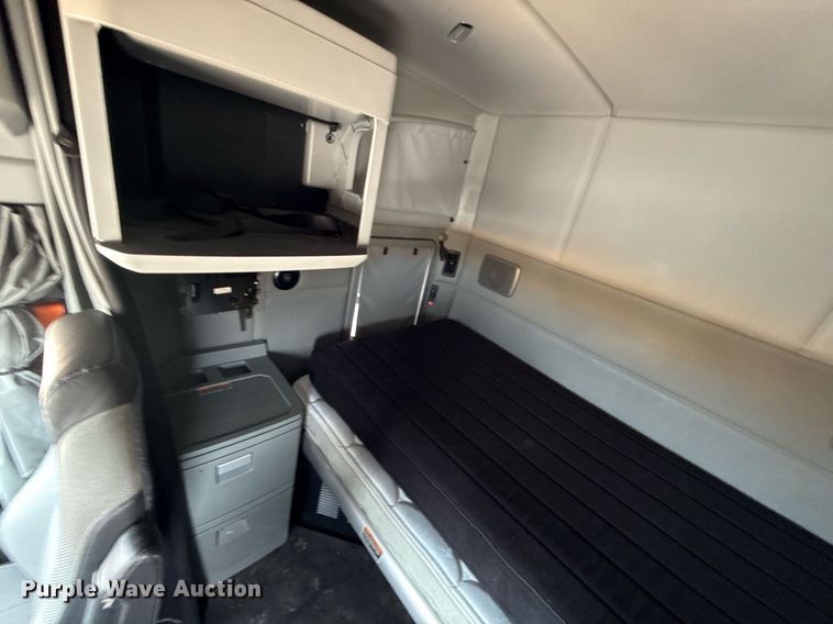 image for item EJ4587 2021 Kenworth T680 semi truck