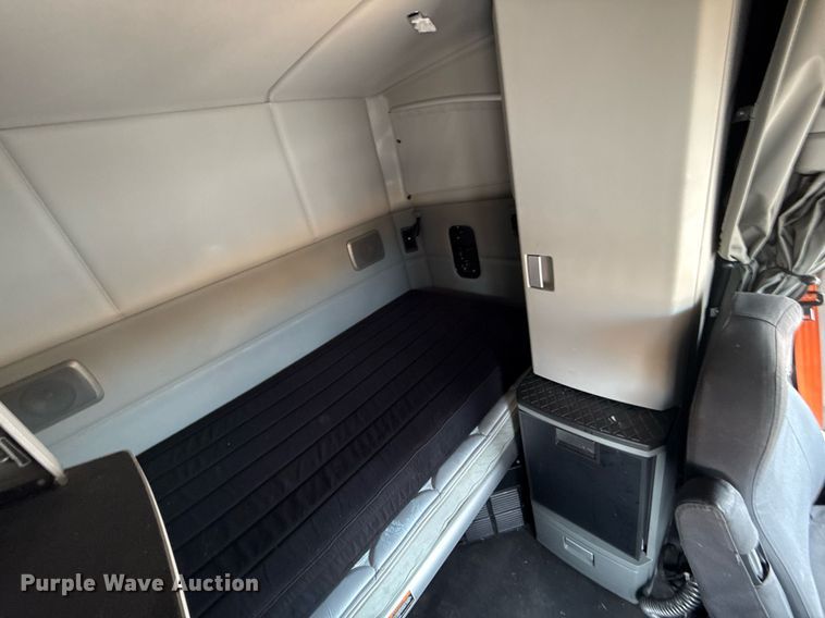 image for item EJ4587 2021 Kenworth T680 semi truck