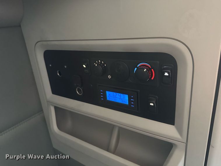 image for item EJ4587 2021 Kenworth T680 semi truck