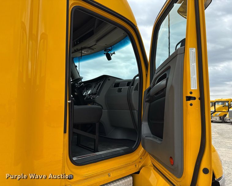 image for item EJ4587 2021 Kenworth T680 semi truck