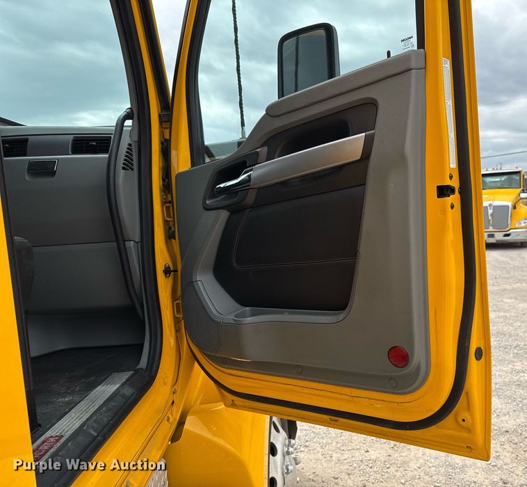 image for item EJ4587 2021 Kenworth T680 semi truck