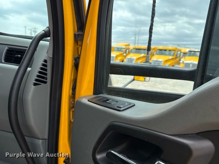 image for item EJ4587 2021 Kenworth T680 semi truck