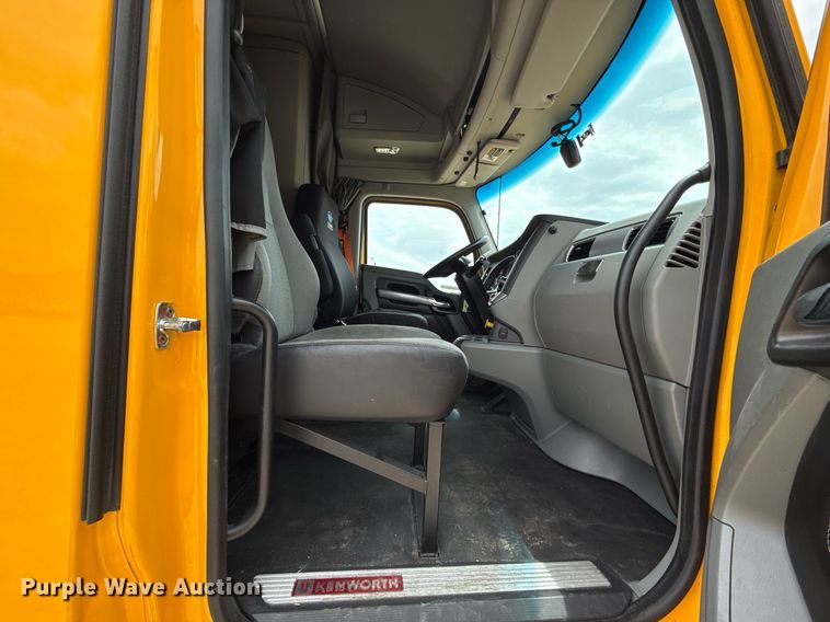 image for item EJ4587 2021 Kenworth T680 semi truck