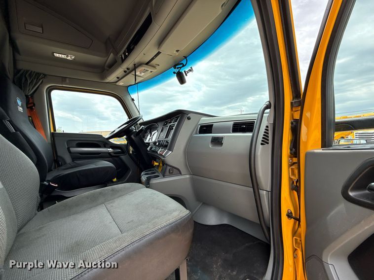 image for item EJ4587 2021 Kenworth T680 semi truck