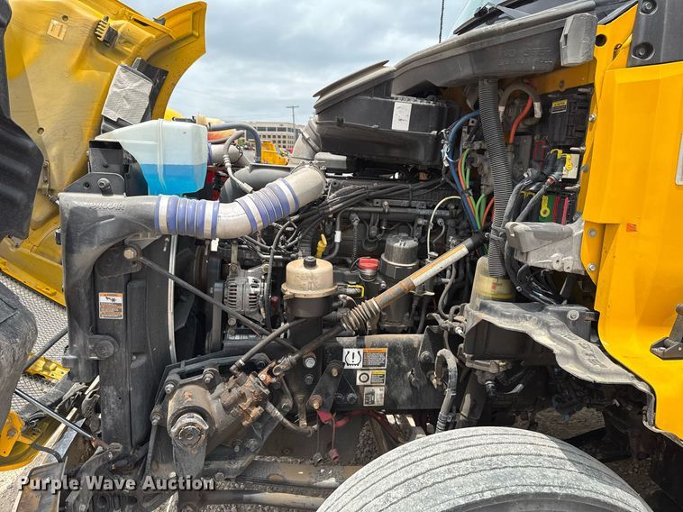 image for item EJ4587 2021 Kenworth T680 semi truck