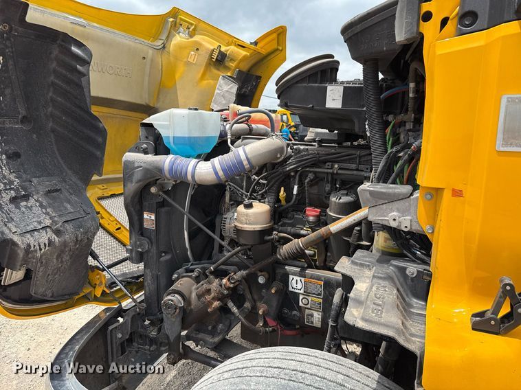 image for item EJ4587 2021 Kenworth T680 semi truck